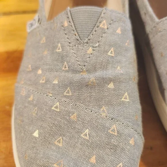 TOMS Women’s 7/Youth 5 Alpargata Chambray Rose Gold Triangle Print Slip-On Shoes - Picture 2 of 7
